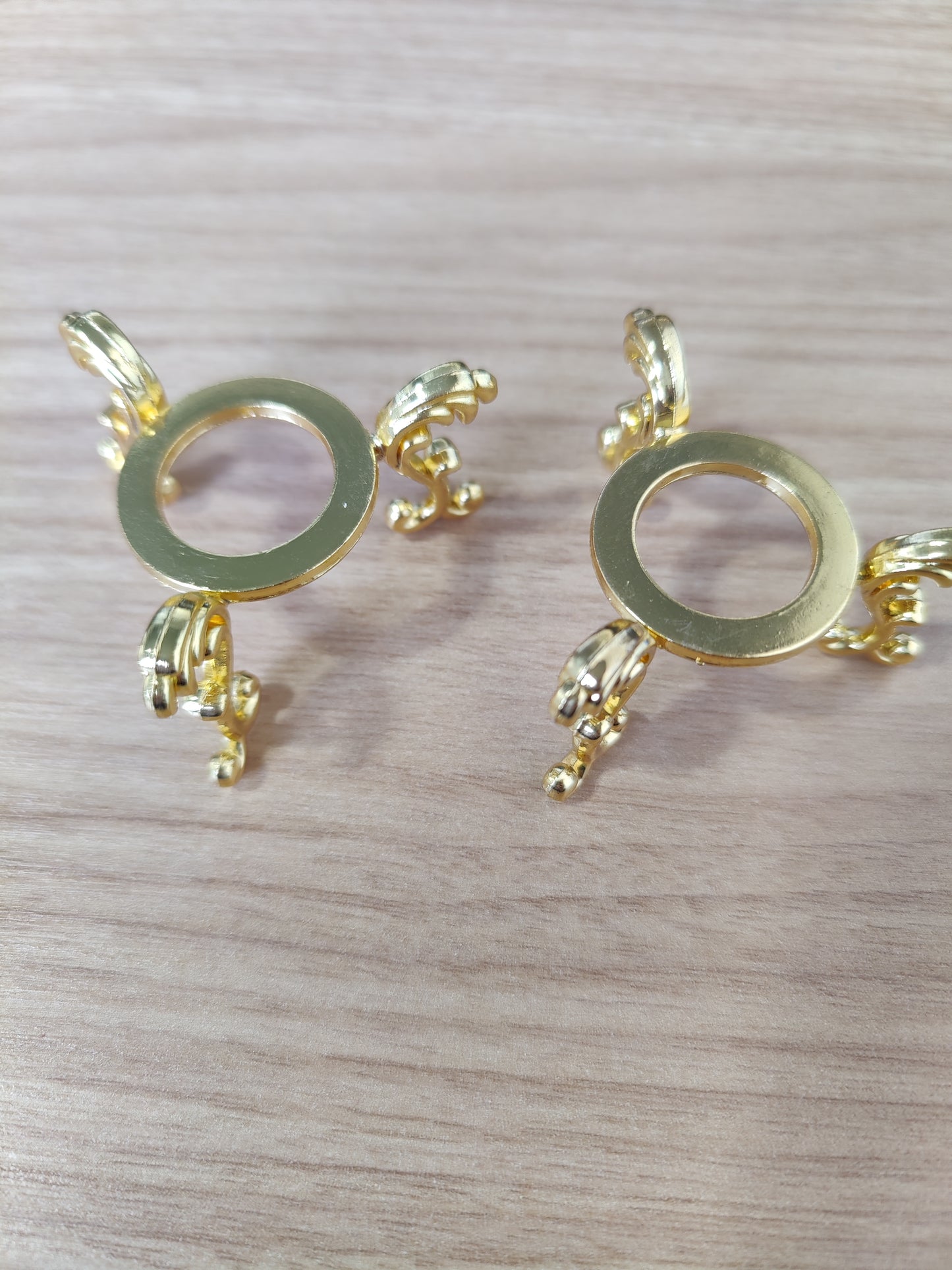 Metal Coil Design Stand Holder